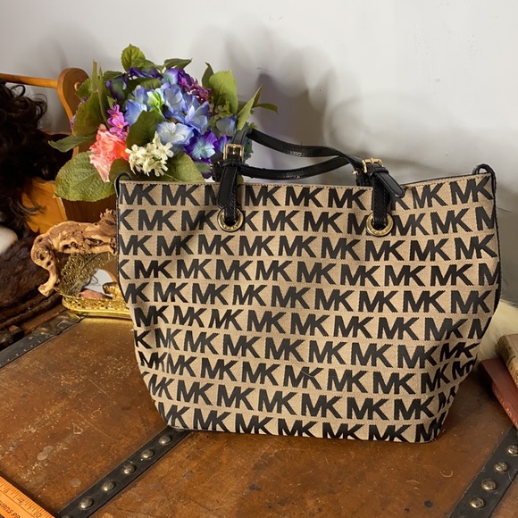 Micheal Kors Tan /Black Signature Fabric Logo Shoulder Bag - Picture 2 of 8